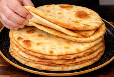 Πίτες για Σουβλάκι σε πιάτο - Greek Pita Bread in a plate