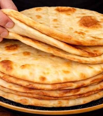 Πίτες για Σουβλάκι σε πιάτο - Greek Pita Bread in a plate