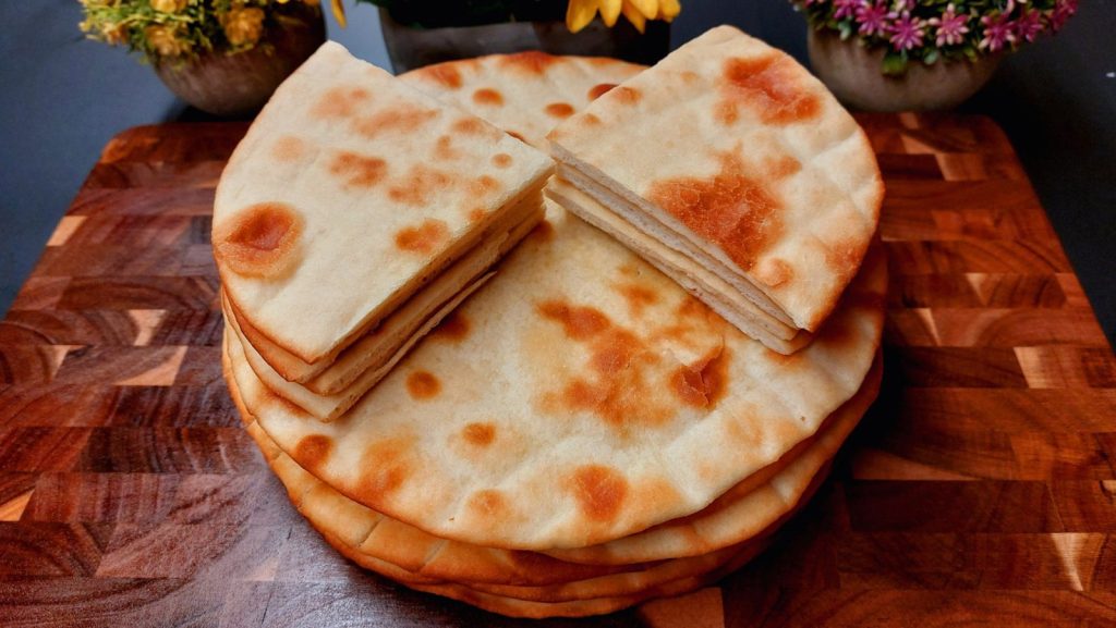 ฮ ฮฏฯฮตฯ ฮณฮนฮฑ ฮฃฮฟฯ
ฮฒฮปฮฌฮบฮน ฯฮต ฯฮนฮฌฯฮฟ - Greek Pita Bread in a plate