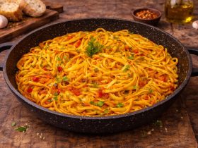 Σκορδομακάρονα στο τηγάνι