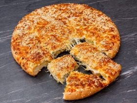 ฮฃฮบฮฟฯฮดฯฯฯฮผฮฟ ฮผฮต ฮดฯฮฟ ฯฯฯฯฯฮตฮนฯ ฯฯ
ฯฮฏ - Cheesy Garlic Bread