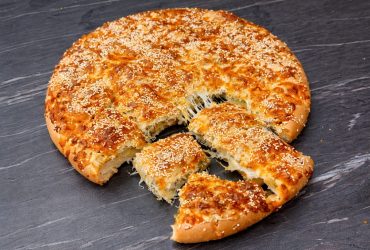 Σκορδόψωμο με δύο στρώσεις τυρί - Cheesy Garlic Bread