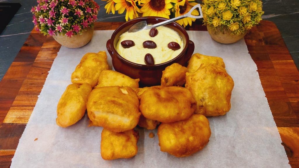 Μπακαλιάρος και Σκορδαλιά με Ψωμί - Fried Cod with Garlic Dip