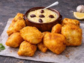 Μπακαλιάρος και Σκορδαλιά με Ψωμί - Fried Cod with Garlic Dip