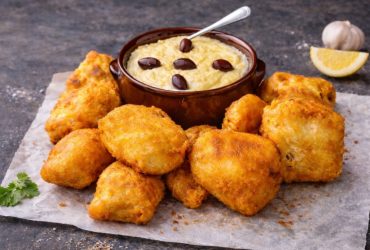 Μπακαλιάρος και Σκορδαλιά με Ψωμί - Fried Cod with Garlic Dip