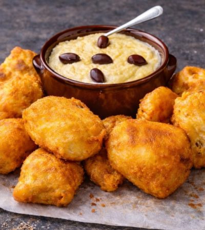Μπακαλιάρος και Σκορδαλιά με Ψωμί - Fried Cod with Garlic Dip