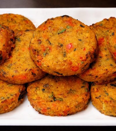 Νηστίσιμα μπιφτέκια λαχανικών σε πιάτο