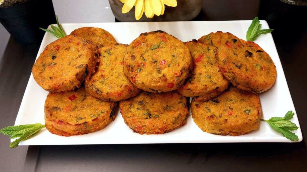 Νηστίσιμα μπιφτέκια λαχανικών σε πιάτο