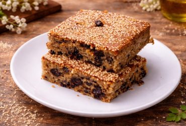 Σταφιδόπιτα νηστίσιμη σαν Φανουρόπιτα σε πιάτο