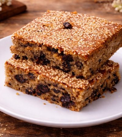 Σταφιδόπιτα νηστίσιμη σαν Φανουρόπιτα σε πιάτο