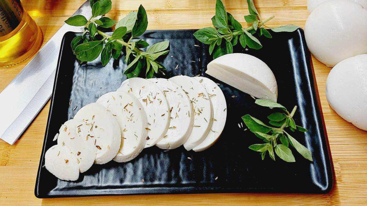 Σπιτικό Τυρί Μοτσαρέλλα - Homemade Mozzarella Cheese