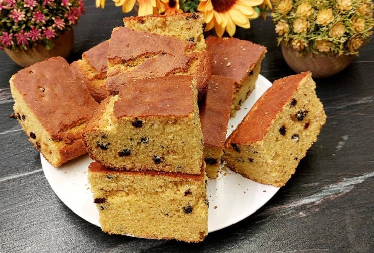Γλυκιά Μπομπότα ΚÎικ με Σταφίδες - Greek Cornmeal Cake Bobota