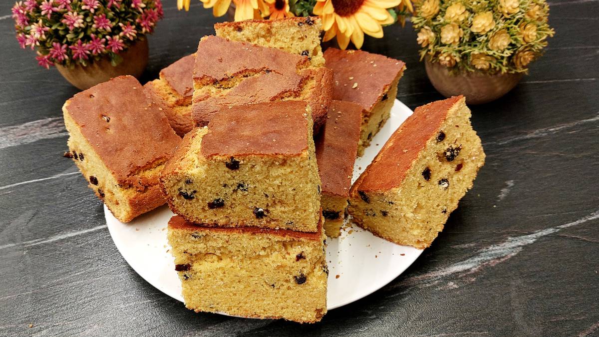 Γλυκιά Μπομπότα Κέικ με Σταφίδες - Greek Cornmeal Cake Bobota