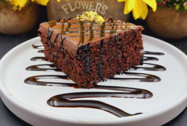 Σοκολατόπιτα με γλάσο σε πιάτο - Moist Chocolate Cake