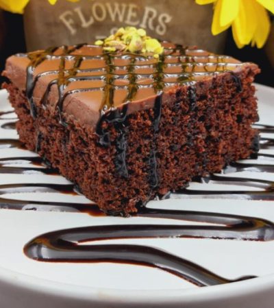 Σοκολατόπιτα με γλάσο σε πιάτο - Moist Chocolate Cake