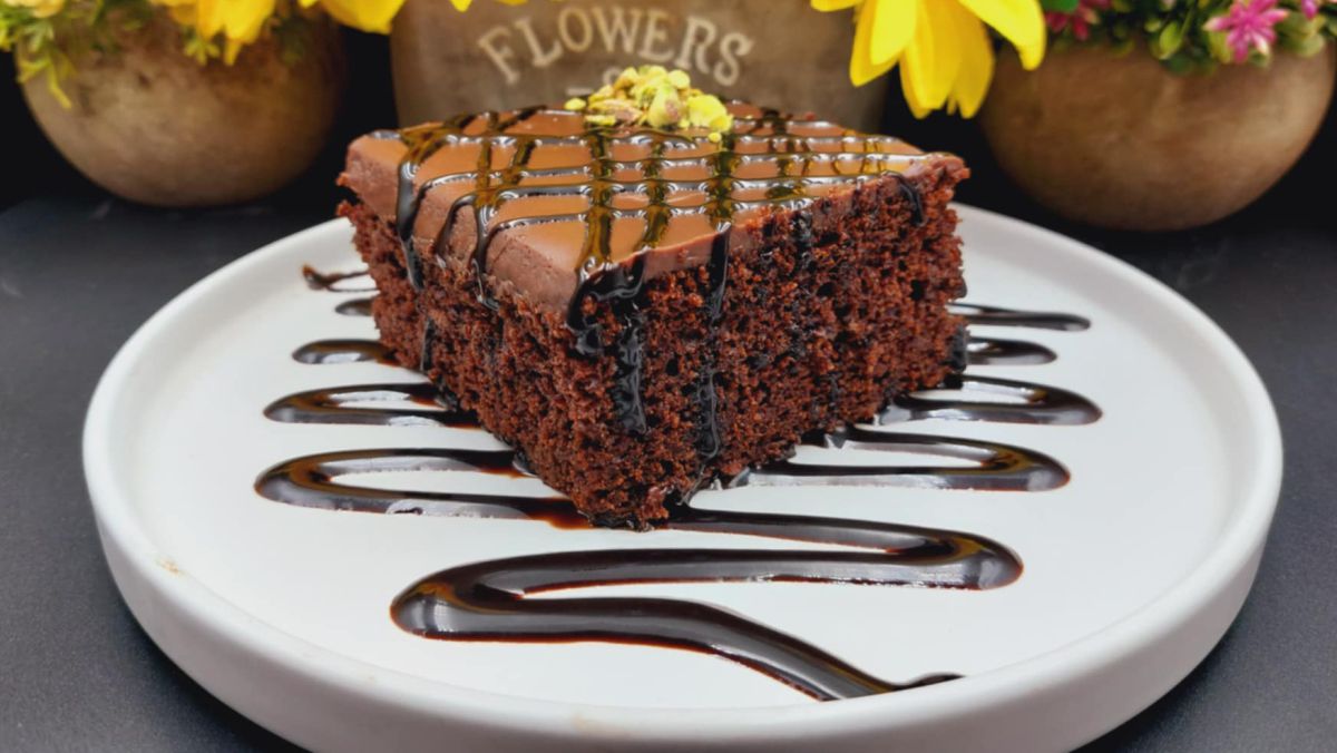 Σοκολατόπιτα με γλάσο σε πιάτο - Moist Chocolate Cake