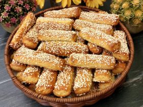 Αλμυρά Μπισκότα Κριτσίνια σε μπολ - Savory Cheese Crackers in a bowl
