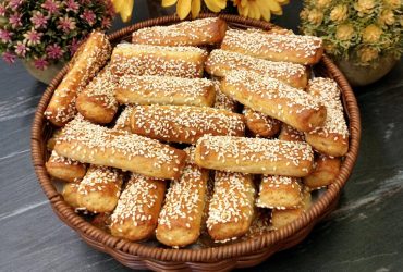 Αλμυρά Μπισκότα Κριτσίνια σε μπολ - Savory Cheese Crackers in a bowl