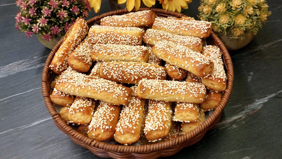 Αλμυρά Μπισκότα Κριτσίνια σε μπολ - Savory Cheese Crackers in a bowl