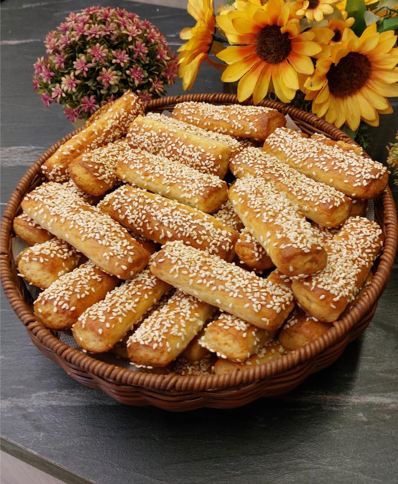 Αλμυρά Μπισκότα Κριτσίνια σε μπολ - Savory Cheese Crackers in a bowl
