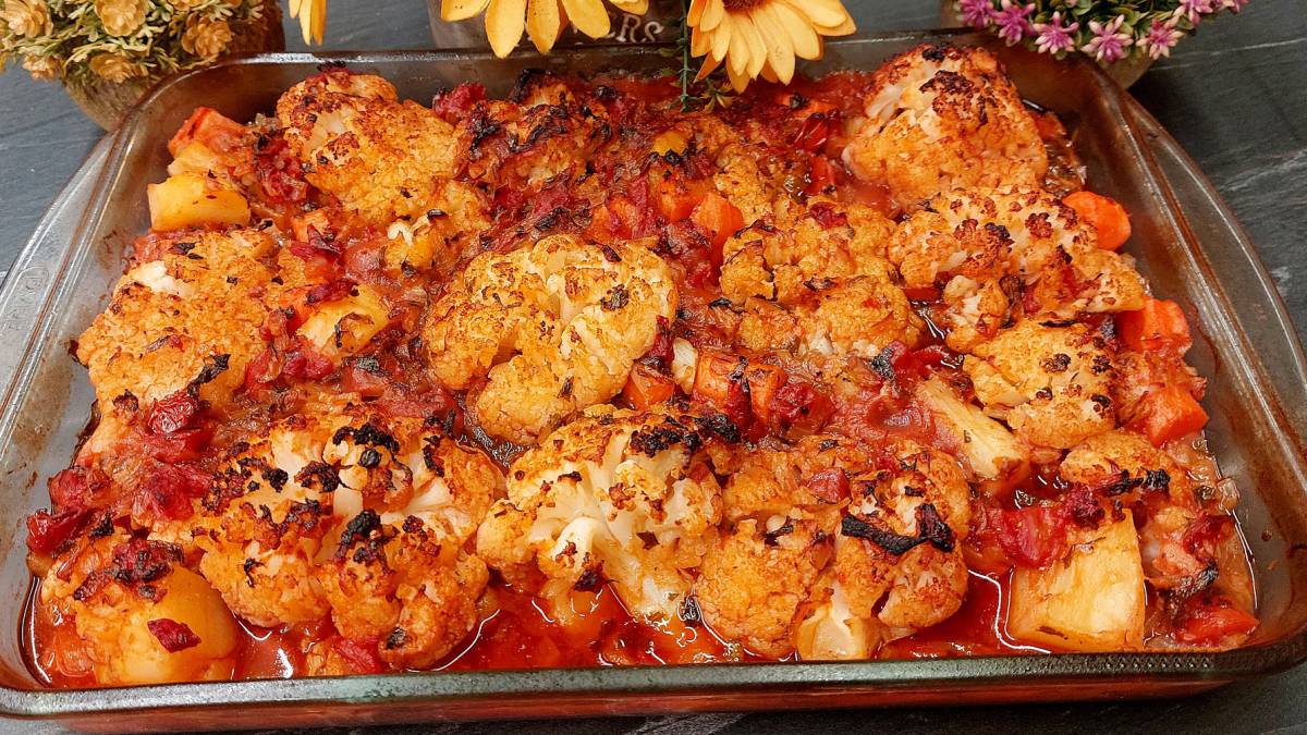 Κουνουπίδι Κοκκινιστό Καπαμά - Greek Braised Cauliflower with Potatoes and Carrots in Rich Tomato Sauce