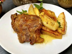 Χοιρινές Μπριζόλες με πατάτες - Greek Pork Chops with Lemon Potatoes