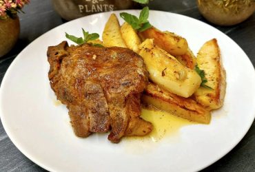 Χοιρινές Μπριζόλες με πατάτες - Greek Pork Chops with Lemon Potatoes