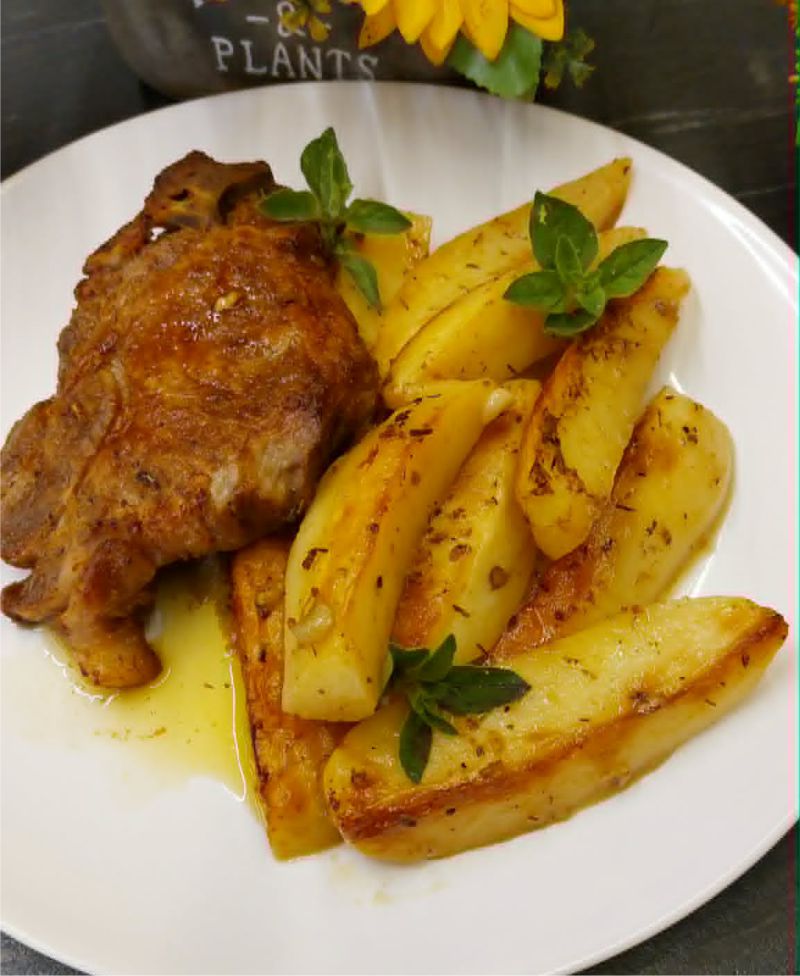 Χοιρινές Μπριζόλες με πατάτες - Greek Pork Chops with Lemon Potatoes