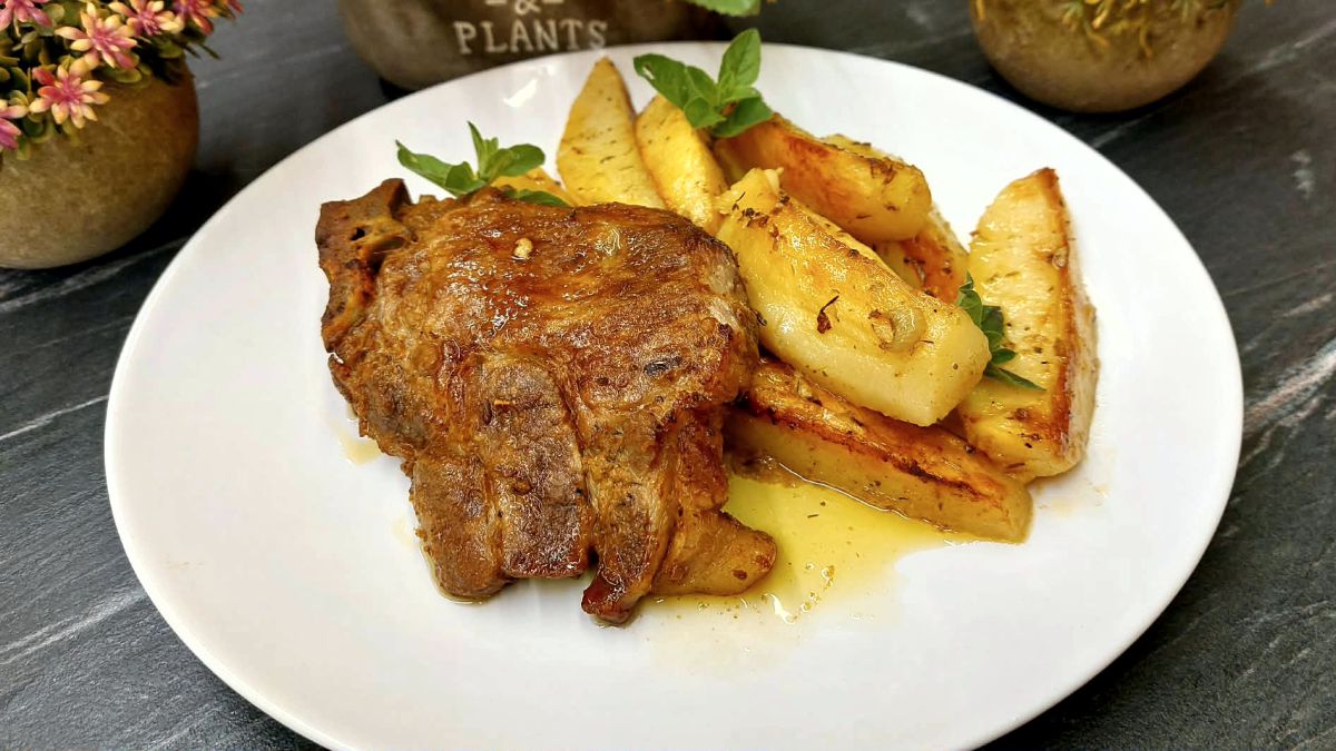 Χοιρινές Μπριζόλες με πατάτες - Greek Pork Chops with Lemon Potatoes