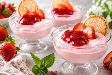 Μους Φράουλα με Γιαούρτι - Strawberry Mousse with Greek Yogurt