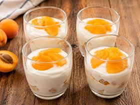 Γιαουρτογλυκό με βερύκοκα - Apricot Yogurt Dessert