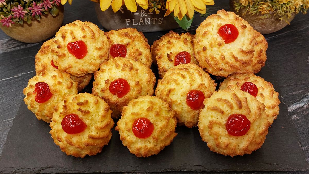 Καρύδες με κεράσι - Greek Coconut Macaroons with Cherries