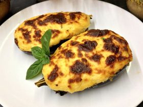 Μελιτζάνες Παπουτσάκια - Greek Stuffed Eggplant (Papoutsakia)