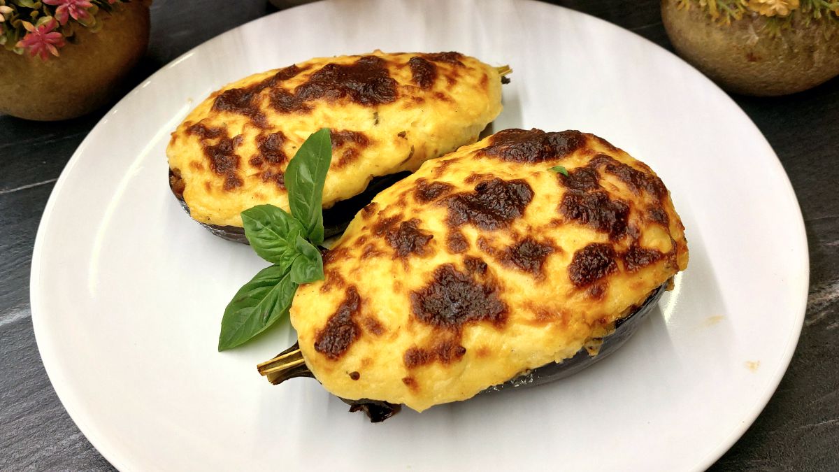 Μελιτζάνες Παπουτσάκια - Greek Stuffed Eggplant (Papoutsakia)
