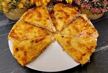 Σνακ με φύλλο κρούστας τυριά και αλλαντικά - Easy Skillet Phyllo Pizza with Cheese and Bacon