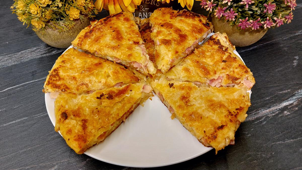 Σνακ με φύλλο κρούστας τυριά και αλλαντικά - Easy Skillet Phyllo Pizza with Cheese and Bacon
